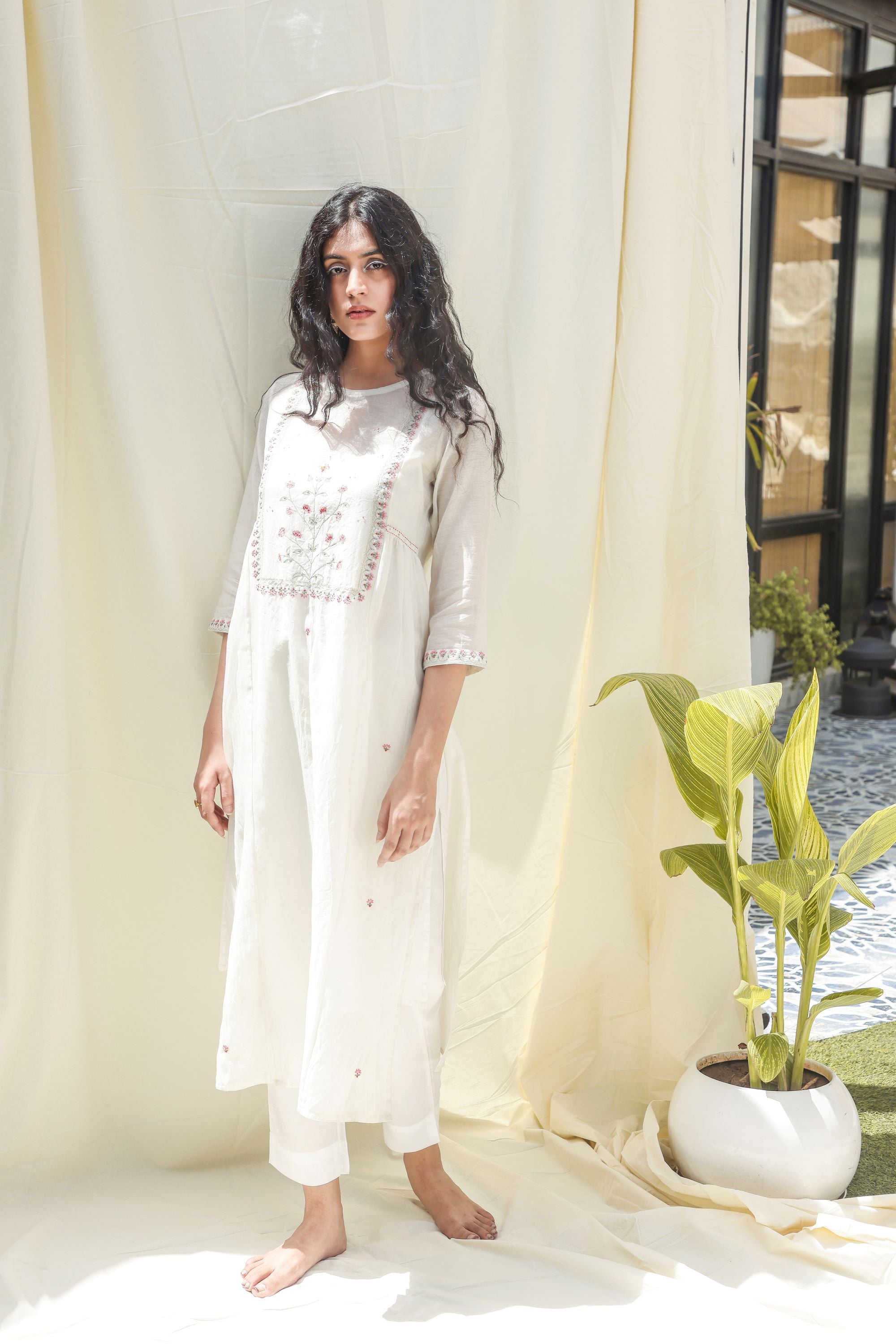 Snow white Mughal buta